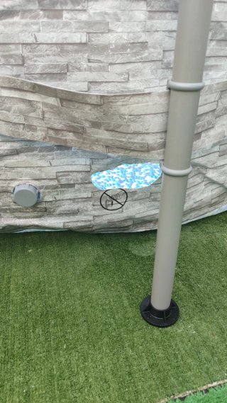 Liner piscina con fisura para reparar