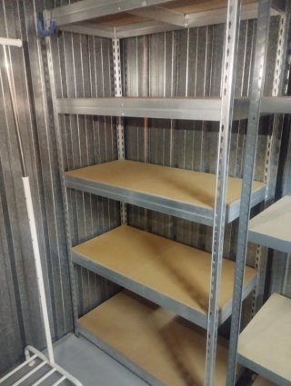 Estanterías metálicas madera y gris