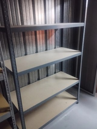 Estanterías metálicas madera y gris