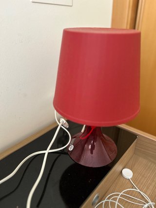 Lámpara de mesa roja