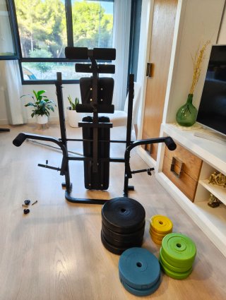 Banco musculación plegable , barra y discos.