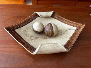 Plato decorativo de cerámica con figuras