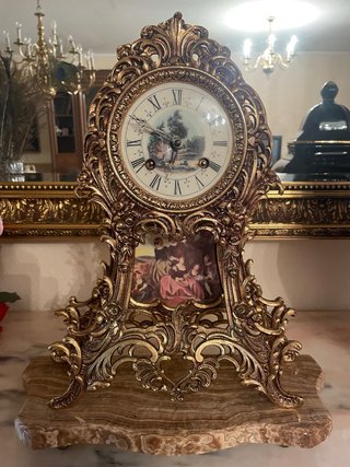 Reloj de sobremesa de bronce con pintura
