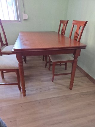 Mesa de comedor de madera noble con 4 sillas