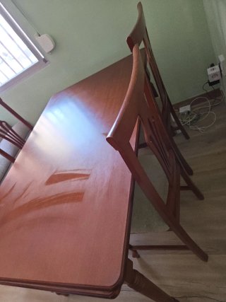 Mesa de comedor de madera noble con 4 sillas