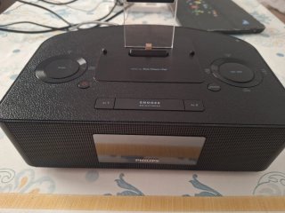 Radio Reloj Philips con Base Dual para Apple
