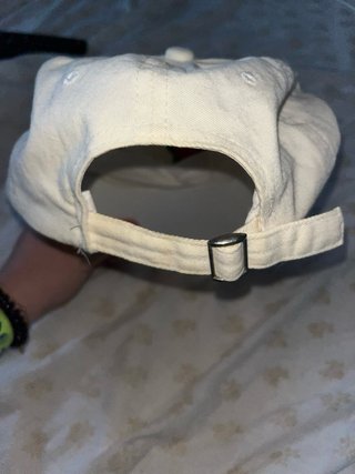 Gorra blanca con bordado de rosa roja