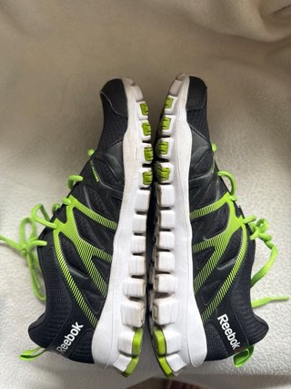 Deportivas Reebok Negras y Verdes.
