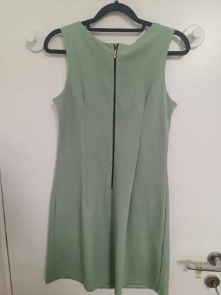 Abito verde con catena oro, chiusura con zip. S/M