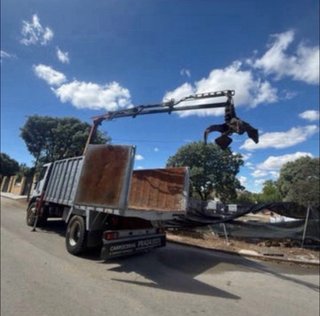 Camion con pulpo chatarrero