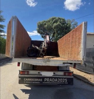 Camion con pulpo chatarrero