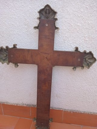 Cristo de madera con remates dorados