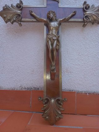 Cristo de madera con remates dorados