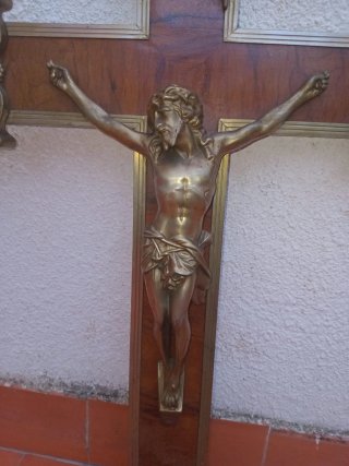 Cristo de madera con remates dorados