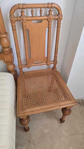 4 Sillas de Madera con Asiento de Rejilla