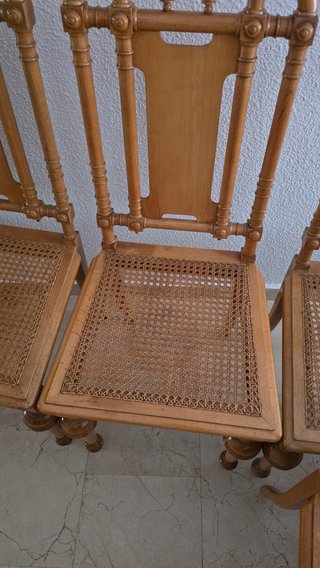 4 Sillas de Madera con Asiento de Rejilla