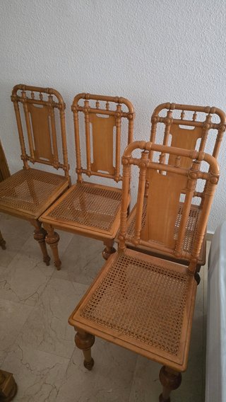 4 Sillas de Madera con Asiento de Rejilla