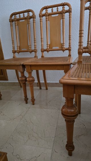 4 Sillas de Madera con Asiento de Rejilla