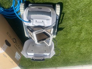 Robot Limpiafondos Piscina Dolphin E10