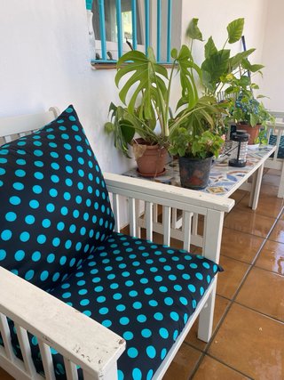 Mesa y sillas de jardín de madera y azulejos