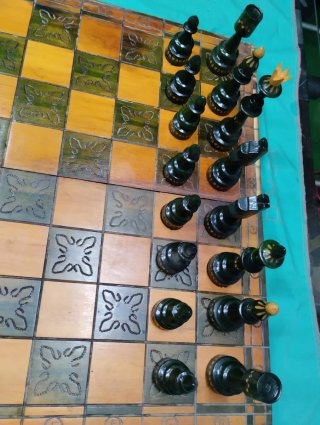 Ajedrez de madera macizo tallado a mano.
