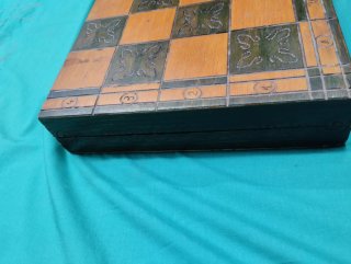 Ajedrez de madera macizo tallado a mano.