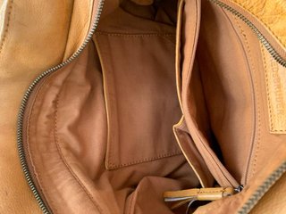 Bolso de piel color mostaza
