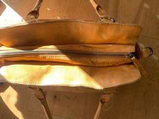 Bolso de piel color mostaza