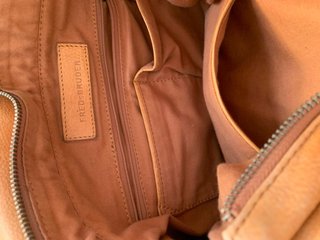 Bolso de piel color mostaza