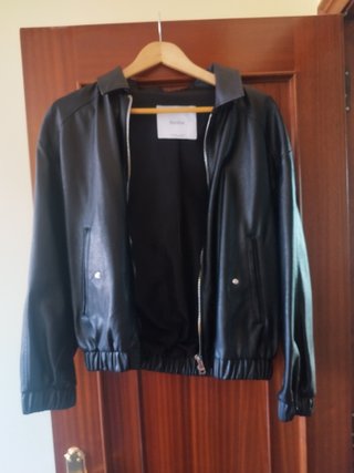 Cazadora Polipiel Bershka Negra Talla XS
