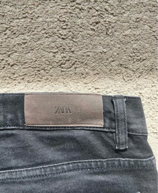 Pantalón vaquero negro Zara largo