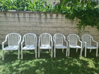 Mesa de jardín y 10 sillas de plástico.