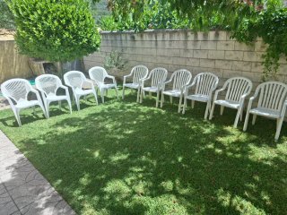 Mesa de jardín y 10 sillas de plástico.