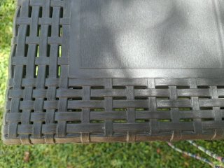 Mesa de jardín y 10 sillas de plástico.