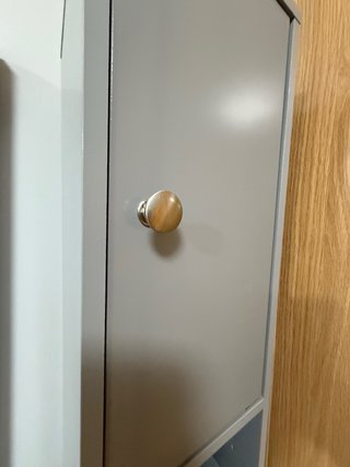Mueble auxiliar estrecho gris madera
