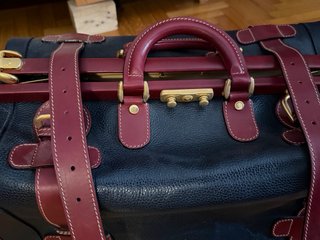 Borsa in pelle nera e bordeaux