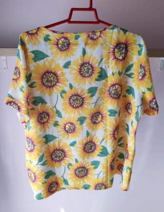 Camiseta manga corta con girasoles