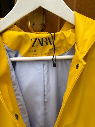 Abrigo de lluvia amarillo