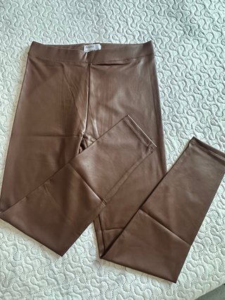 Pantalón efecto piel marrón Bershka