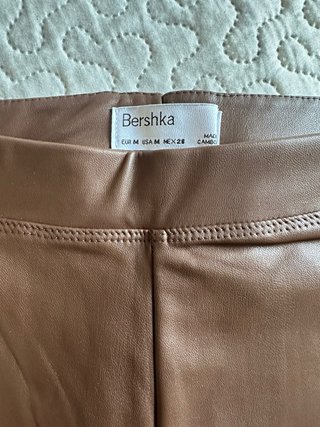 Pantalón efecto piel marrón Bershka