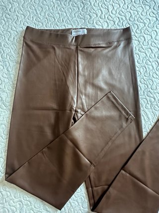 Pantalón efecto piel marrón Bershka