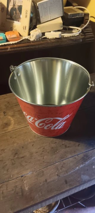 Cubos Coca-Cola metálicos rojos