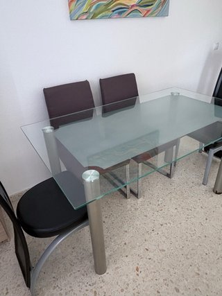 Mesa de cristal y 4 sillas