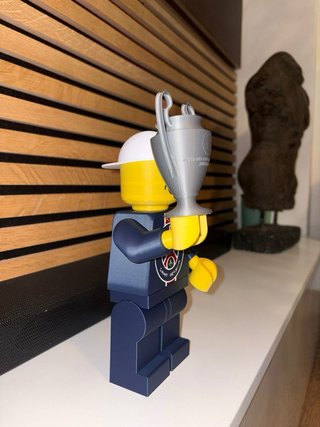 Figura Lego PSG Campeón de Europa 2026 con Copa