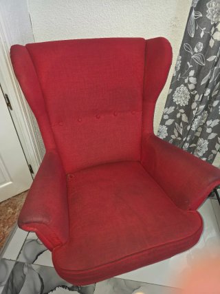 Poltrona in tessuto rosso Ikea