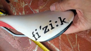 Sillín Fizik Aliante delta mg rail rojo blanco