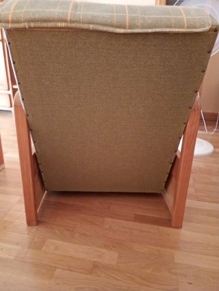 Sillones bajos de madera con tapicería verde