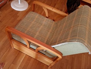 Sillones bajos de madera con tapicería verde