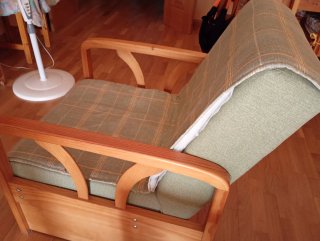 Sillones bajos de madera con tapicería verde