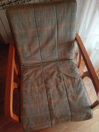 Sillones bajos de madera con tapicería verde